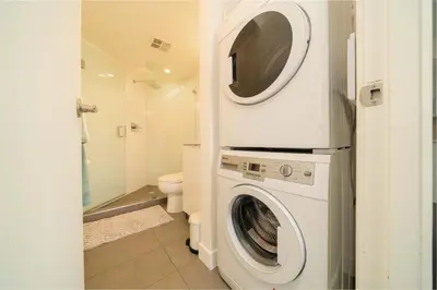 a laundry room with a washer and dryer at Sunset Beach Walk 2BD+2BA+1PRK Yaletown in Vancouver