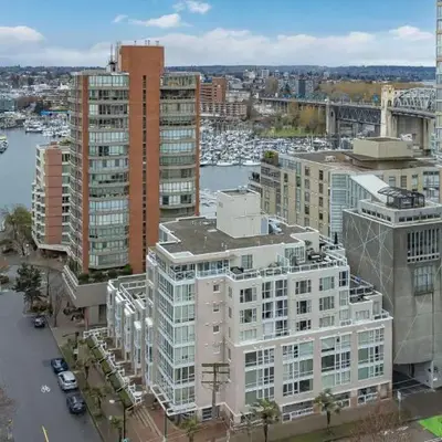 1BD+Den condo