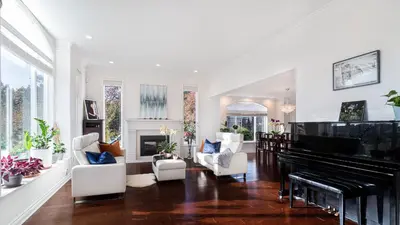 a living room with a piano and white furniture at \u6e29\u897f\u533a\u8c6a\u534e\u522b\u5885\u9644\u6709\u6309\u6469\u6d74\u7f38\u94a2\u7434\uff0c\u63a5\u8fd1\u673a\u573adowntown in Vancouver