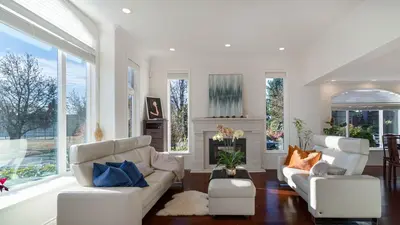 a living room with two white couches and a fireplace at \u6e29\u897f\u533a\u8c6a\u534e\u522b\u5885\u9644\u6709\u6309\u6469\u6d74\u7f38\u94a2\u7434\uff0c\u63a5\u8fd1\u673a\u573adowntown in Vancouver