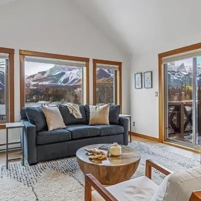 Attractive Downtown Condo! Hot Tub
