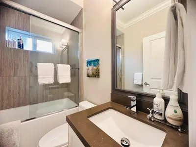 a bathroom with a sink and a toilet and a mirror at \u9ce5\u5de22\u7761\u623f\u6c11\u5bbf in Richmond