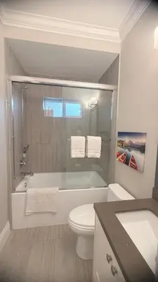 a bathroom with a tub and a toilet and a sink at \u9ce5\u5de22\u7761\u623f\u6c11\u5bbf in Richmond