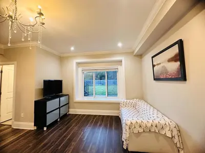 a bedroom with a bed and a window at \u9ce5\u5de22\u7761\u623f\u6c11\u5bbf in Richmond