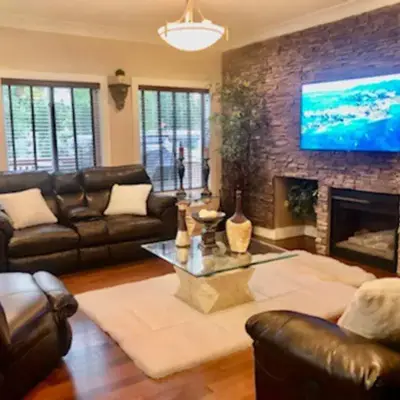 Luxury 3700 sq/ 5 bedroom/ jettedtub/ 4 fireplaces