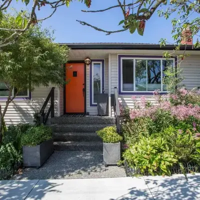 The Orange Door Bungalow- 2-BR w private yard