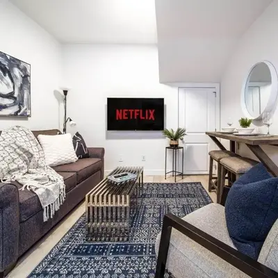 *NEW* Modern Suite King Bed! Netflix! Sleeps 4!