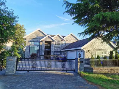 a house with a wrought iron gate in front at Nini Sweet home in Richmond